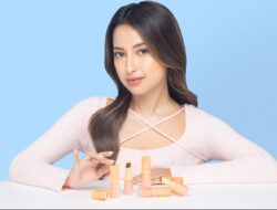Azarine X Jennifer Coppen Resmi Luncurkan Glowkiss Sunscreen Lip Balm SPF 35 PA+++ : 3 in 1 Lip Balm Andalan untuk Bibir Sehat dan Glowing!