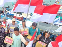 Merah Putih Berkibar di Ujung Negeri, KRI Ajak-653 Gelar Baksos dan Bagikan Bendera Jelang HUT Ke-80 RI