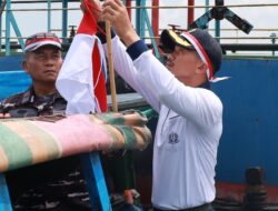 Merah Putihkan Pesisir Riau, Danlanal Dumai Pimpin Pembagian Bendera Merah Putih Kepada Masyarakat Nelayan
