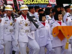 Danlanal Simeulue Hadiri Upacara Penurunan Bendera Merah Putih Pada Peringatan HUT Ke-80 Kemerdekaan RI di Kabupaten Simeulue