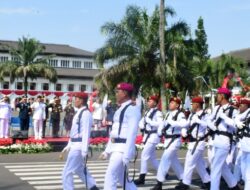 Komandan dan Prajurit Lanal Bandung Ikuti Upacara Pengibaran Bendera Merah Putih Dalam Rangka Hut Ke-80 Kemerdekaan Republik Indonesia Tingkat Provinsi Jawa Barat Tahun 2025