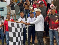Semarakkan HUT Ke-80 RI, Danlanal Dabo Singkep Lepas Peserta Karnaval Budaya Bersama Forkopimda