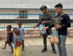 Personel Ops Damai Cartenz Berbagi Kebahagiaan Bersama Warga dan Anak-anak di Enarotali