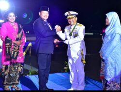 Ketua Umum PPAL dan Ketua PIPAL Menyerahkan Kartu Anggota Kepada Wisudawan Perwira TNI AL