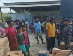 Prajurit Kodaeral I Bersama Lanal Lhokseumawe Laksanakan Debarkasi Bantauan Dari KRI SHS-990